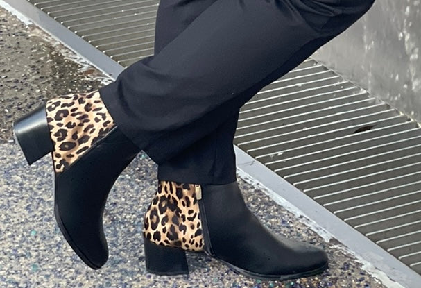 Fashionable woman wearing black ankle boots with leopard print detail, part of Chaussures ankle boots collection in extended sizes.