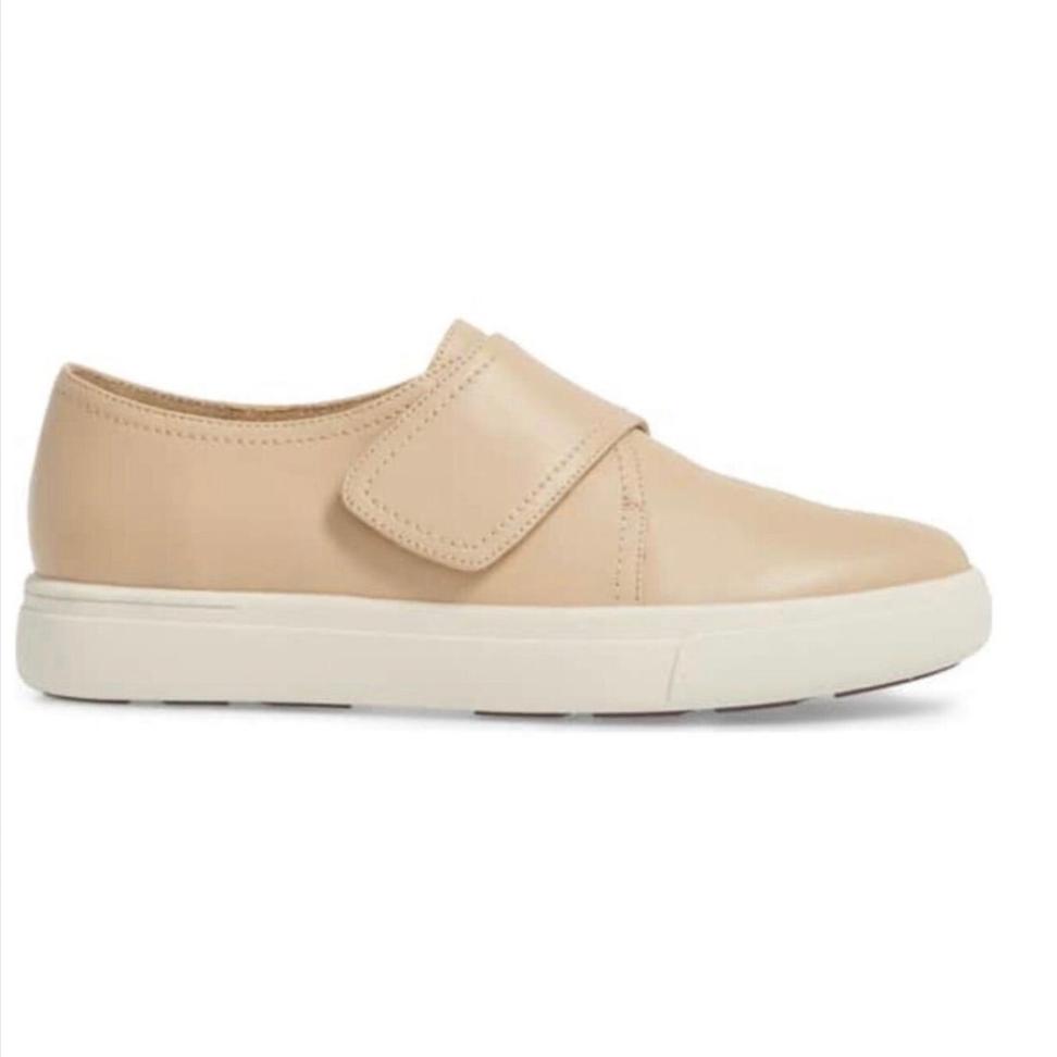 Vaneli Sport Oberon Sneaker Beige